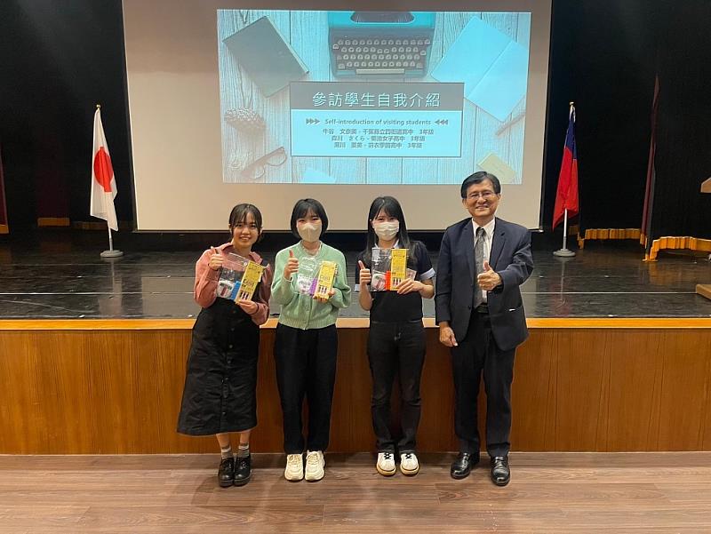 三位日本高中生以中文自我介紹，現場響起熱烈掌聲，獲頒校長準備的小禮物。