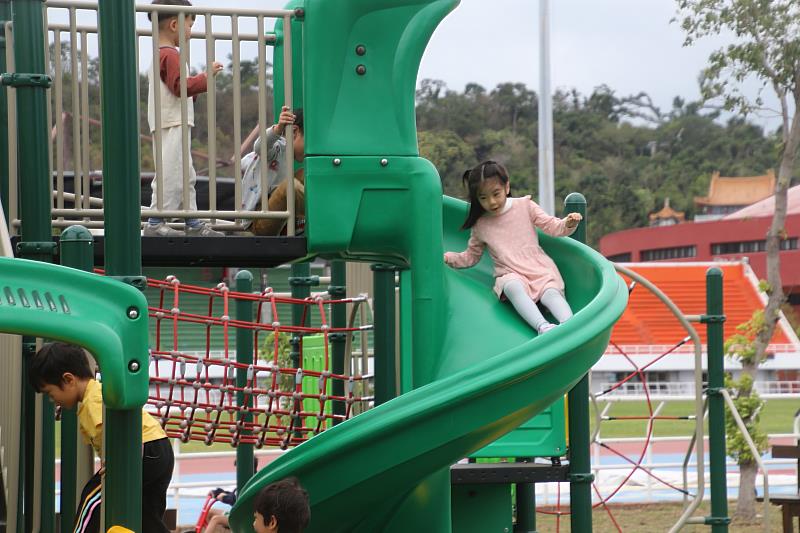 不一樣的兒童節禮物 臺東兒童運動公園幼齡遊戲場啟用！縣長饒慶鈴邀親子玩樂放電