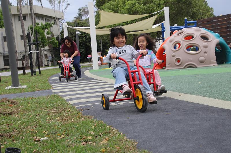 不一樣的兒童節禮物 臺東兒童運動公園幼齡遊戲場啟用！縣長饒慶鈴邀親子玩樂放電