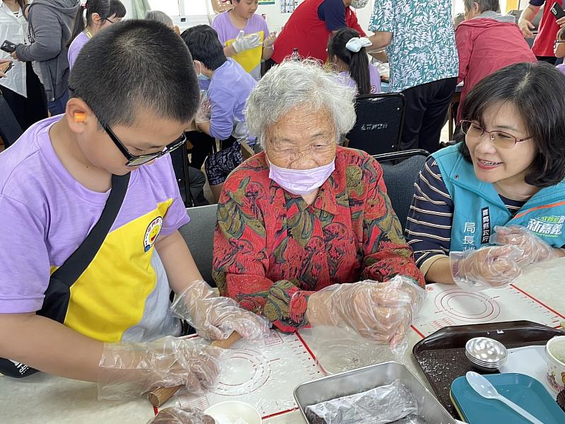 南興國小孩童參訪義竹鄉日照中心 老幼共學歡笑滿滿