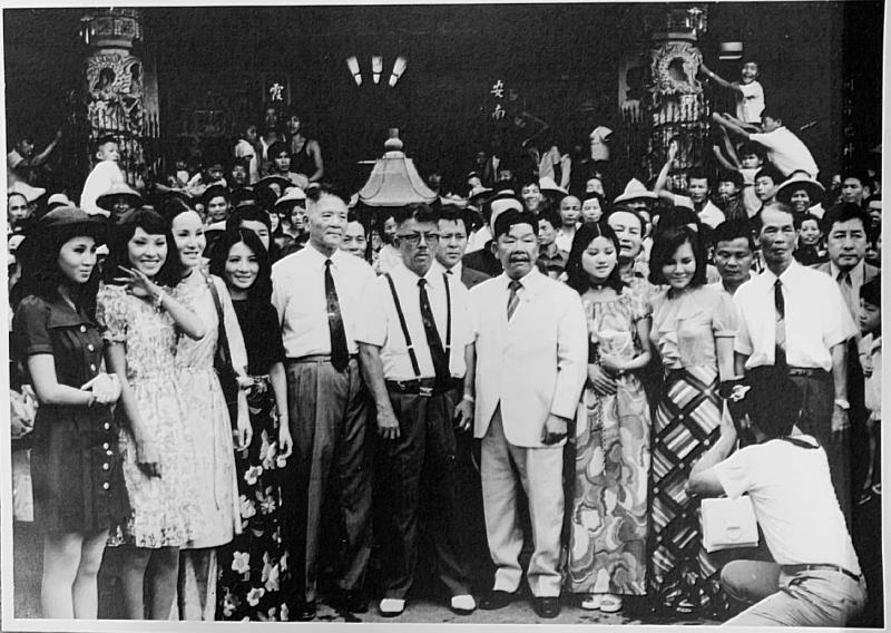 南華大學USR「大林風華錄」，入圍2024嘉義國際藝術影展，圖為紀錄片中呈現昔日演員來大林宣傳新戲的情景。