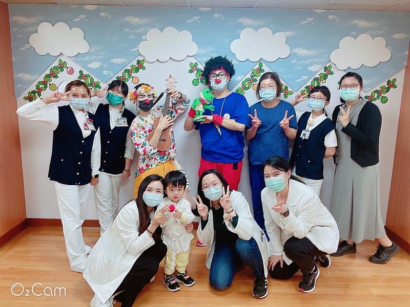 紅鼻子醫生在李珍妮（後排左二）與同仁努力下，2022年首次到花蓮慈院表演，帶給小朋友、家屬、與醫護人員無比歡樂。
