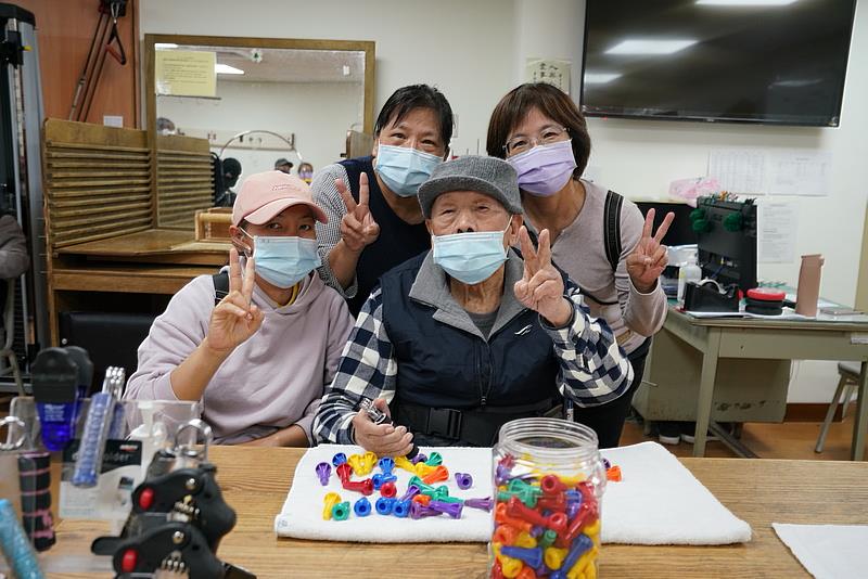 王先生(前排右)每次復健，外籍看護(前排左)與2個女兒都會陪伴一起。