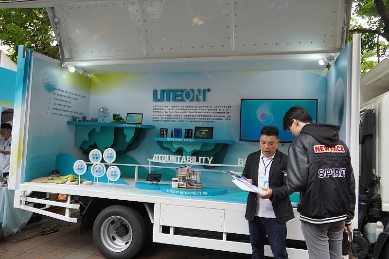 光寶科技今年首次將帶有「LITEON」企業識別的展攤車直接停放攤位。
