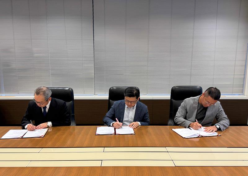 Asmik Ace社長牟田口新一郎（左）、文策院院長盧俊偉（中）與翔英融創董事長林士勛（右）簽署「合作備忘錄」。