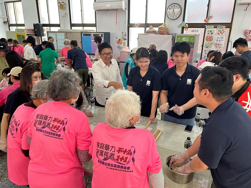 學生與古民社區活動中心長輩一起製作空心菜麵