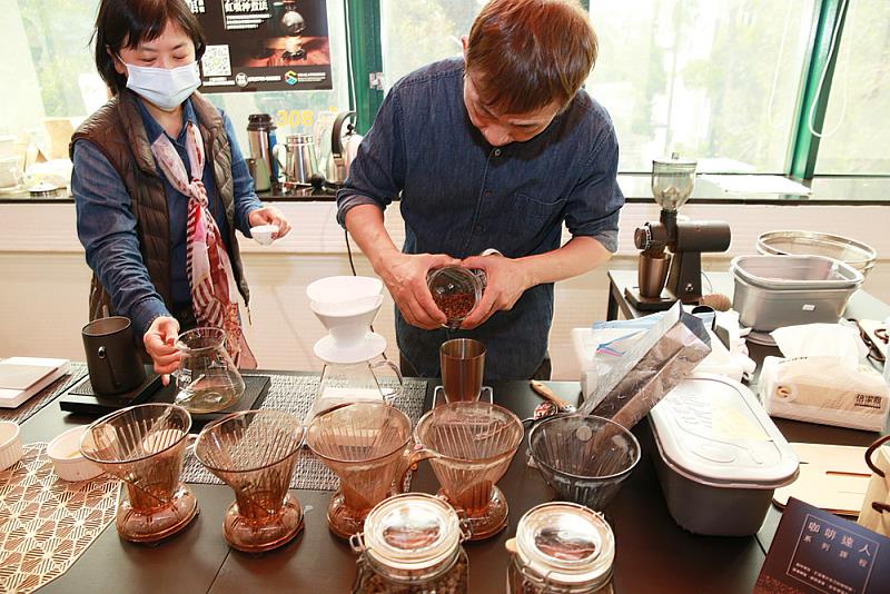「咖啡達人系列課程」林裕益老師親自示範的【手中流轉的咖啡香】手沖咖啡課非常受到歡迎。