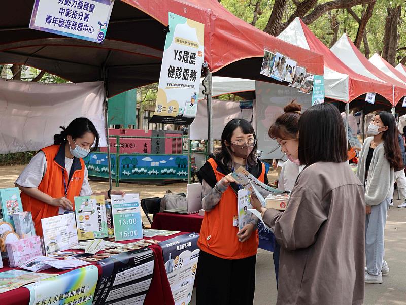 現場不僅超過90家企業共襄盛舉，更提供職訓資源、履歷自傳健診和職涯諮詢服務專區，讓所有應聘者為通往未來的職場之路做好準備。