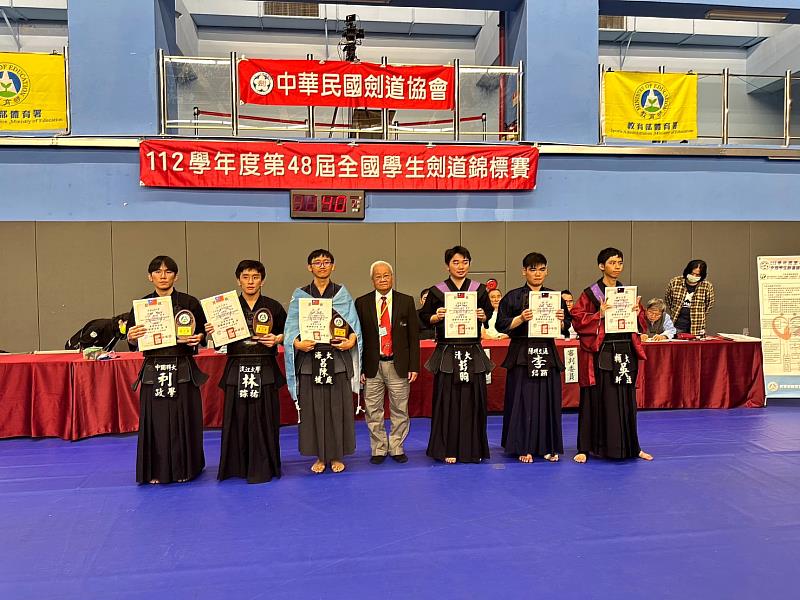 中國科大劍道隊榮獲第48屆全國學生劍道錦標賽團體過關賽季軍，由中國科大資工三A利政學同學(左1)代表領獎。(圖／中國科大提供)