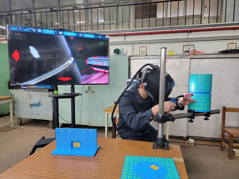 圖１中分署創新於職訓課程中導入實境科技-金屬熔接技術班學員運用焊接AR模擬機進行訓練