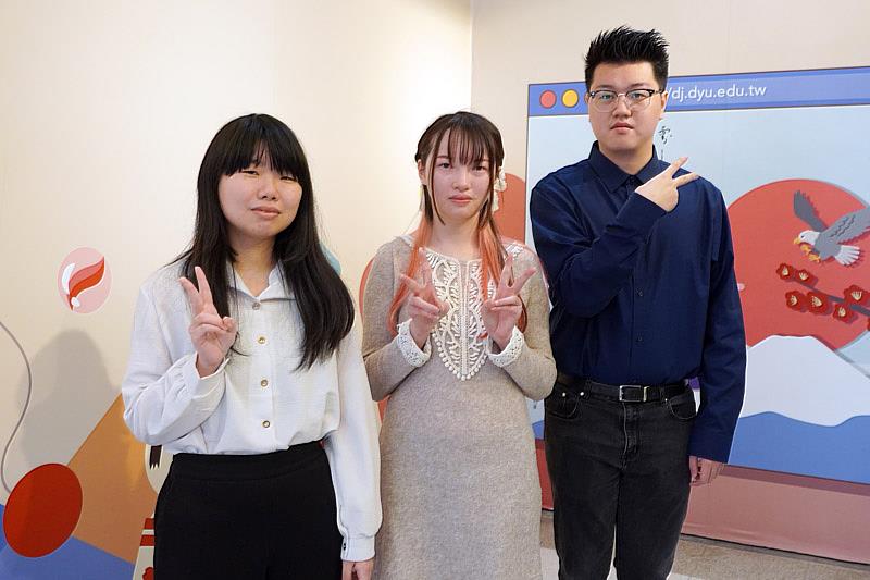 大葉大學應日系黃千芳(左)、張瑋倫(中)、林君昂(右)將在三月底飛往日本留學