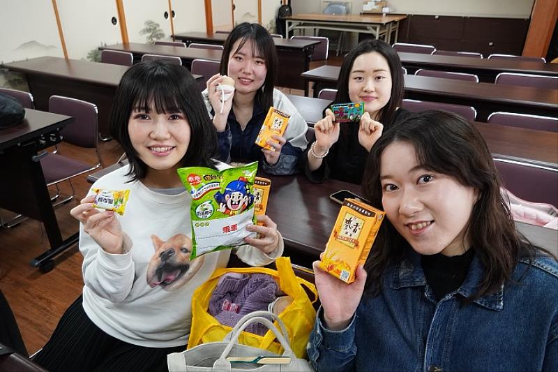 圖／日籍生們遠赴來台，最愛的還是台灣「國民神飲」麥香奶茶及零食乖乖。