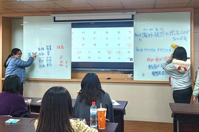 圖／兩校學生彼此上台教學中文以及日語，交流語言學習。