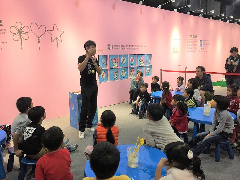 茶博館邀請知名「泡藝師」蘇仲太先生領軍的泡泡藝術團隊為展覽打造DIY體驗