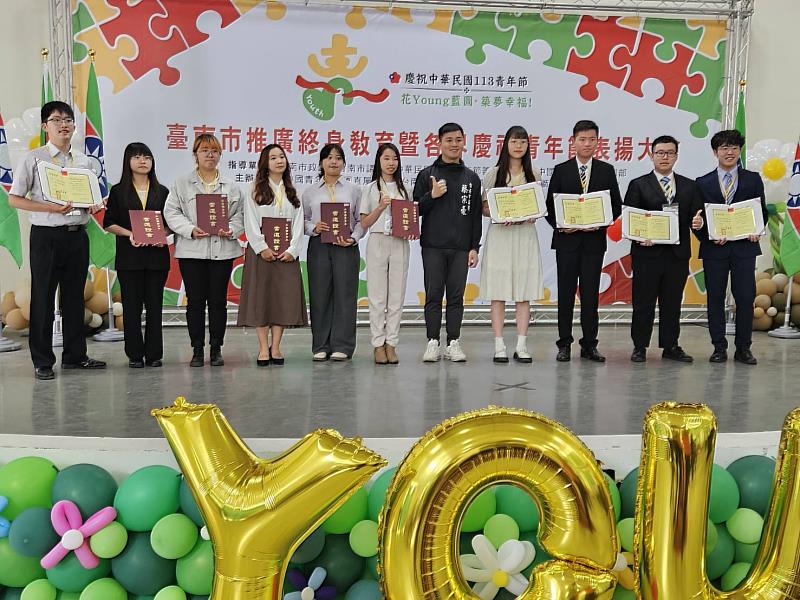 崑大餐飲系三年級黃秉樺(右2)上台領獎