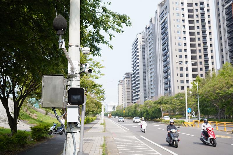 竹北市新增聲音照相位於興隆路一段523號對面堤防旁。