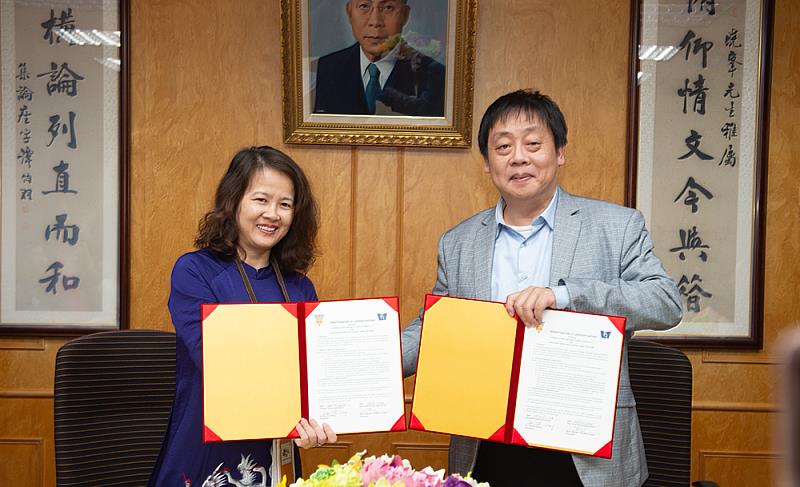 中國文化大學與越南潘亭蓬高中簽署交流合作協議，由王子奇校長（右）、阮氏任玄校長（左）共同簽署。