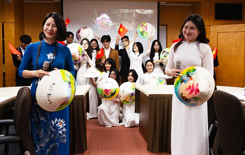 潘亭蓬高中帶來越南傳統歌聲、舞蹈與特色禮品與文化大學開啟合作里程碑