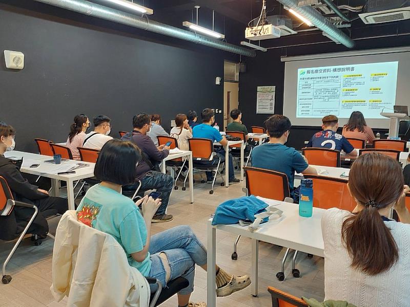 執行單位台北市電腦公會進行競賽說明，現場氣氛熱烈