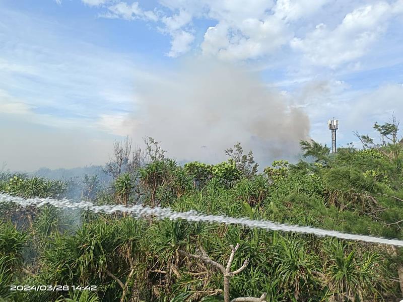 3月28日下午綠島消防隊現場以水柱直接滅火(綠島消防對提供)