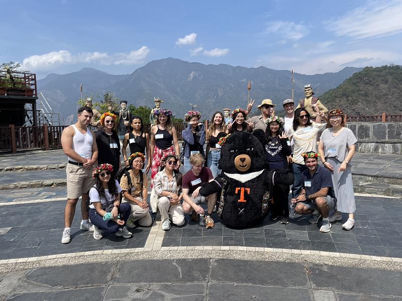屏東縣政府帶16國在台外籍朋友，展開一日「台灣好行-神山線」深度體驗之旅。