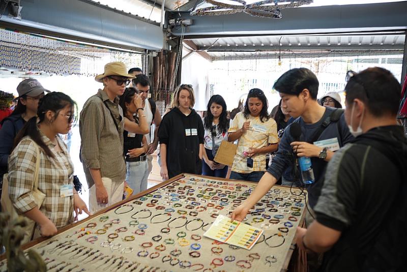 屏東縣政府帶16國在台外籍朋友，展開一日「台灣好行-神山線」深度體驗之旅。