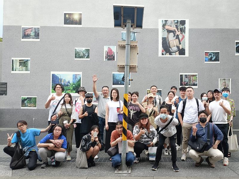 華梵大學攝影與VR設計學系沈昭良教授（後排左五）帶領學生參觀當代藝術館「城市密碼展」並進行導覽。