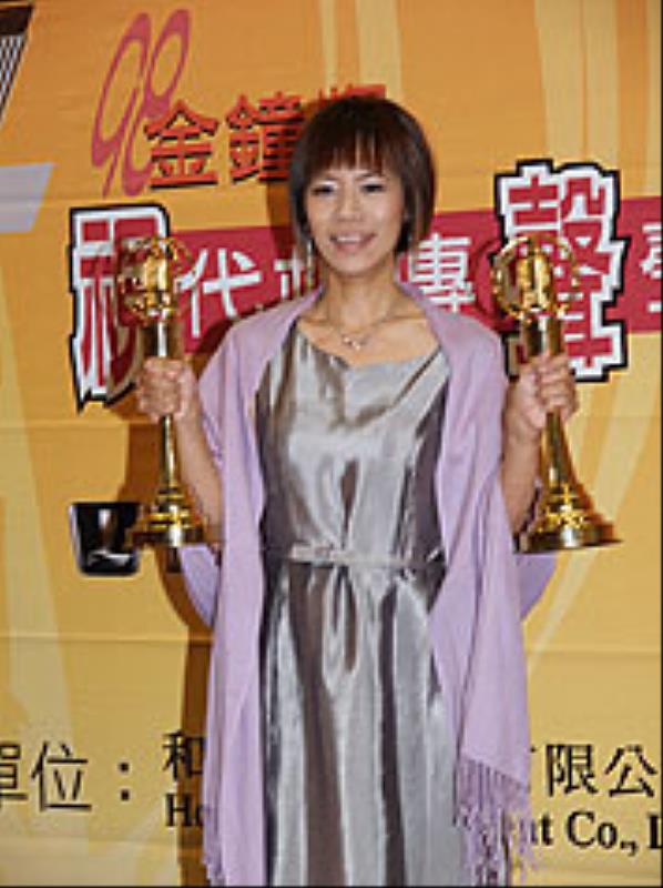 劉馬利老師獲得金鐘獎照片。