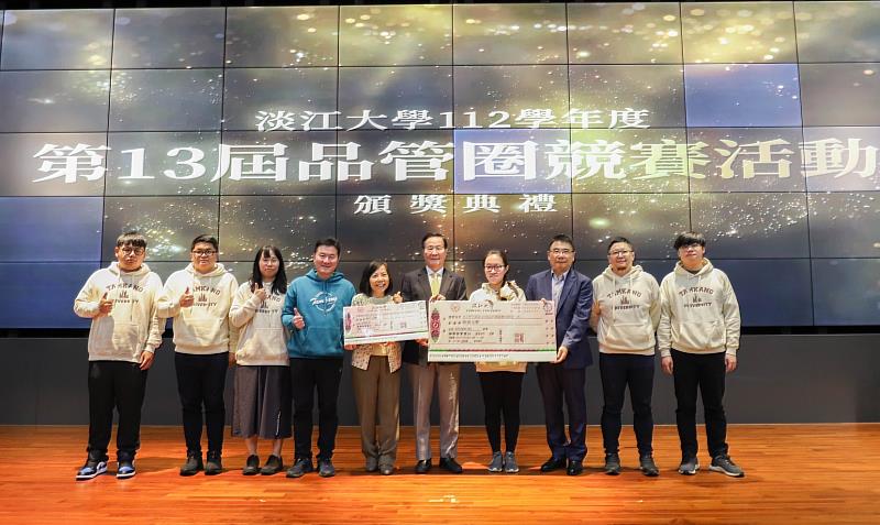 葛煥昭校長（右5）頒發獎狀與獎金予第13屆品管圈競賽第一名，總務處「總是在服務圈」。