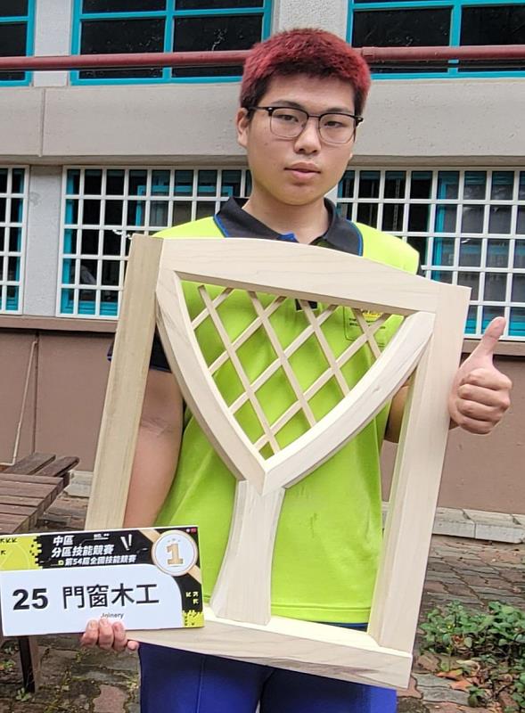 門窗木工職類金牌選手蘇光雄與得獎作品