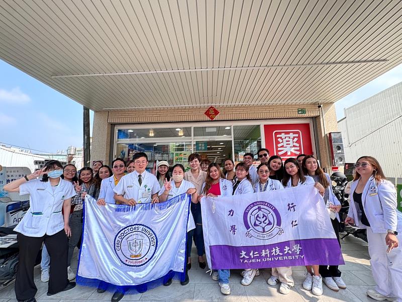 大仁科技大學帶領Cebu Doctors University 訪問師生團拜訪大樹藥局