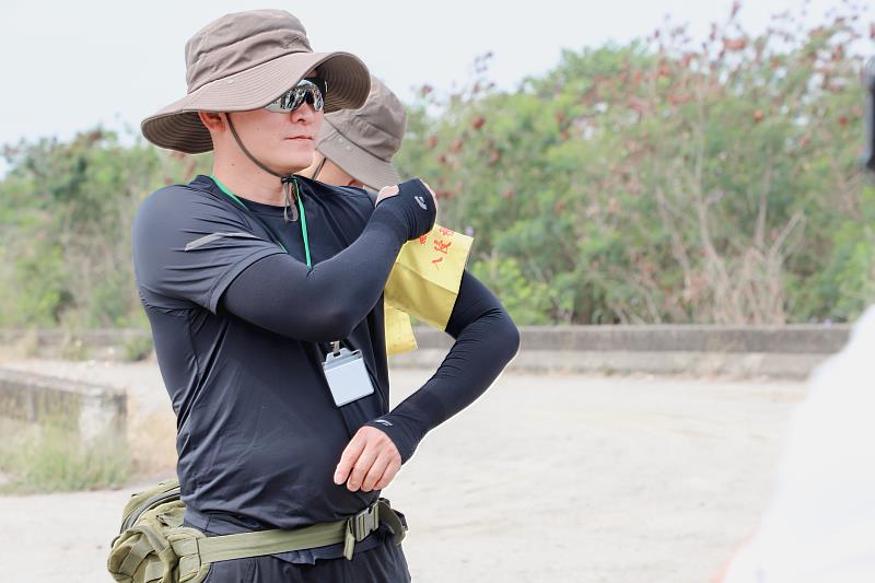 縣長翁章梁視察綠鬣蜥防治野外實作，授予學員獵人臂章-1