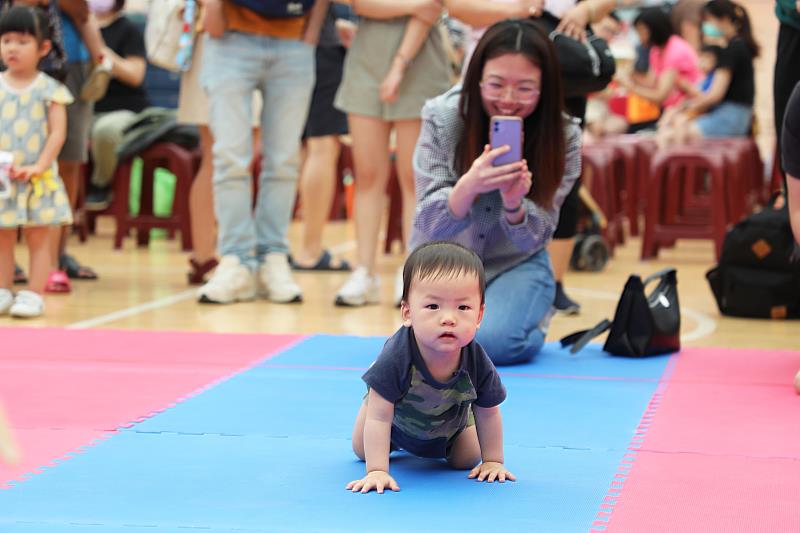 嘉義縣寶寶爬行比賽 吸引上百名親子參加