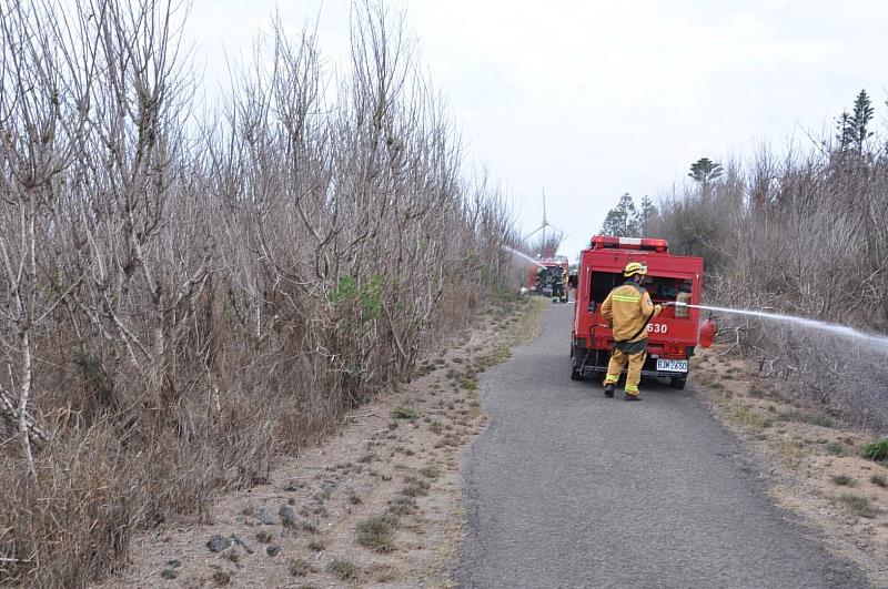 林業及自然保育署屏東分署消防車噴灑阻燃劑2