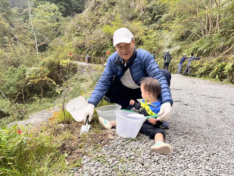 .小小孩也參與種樹活動