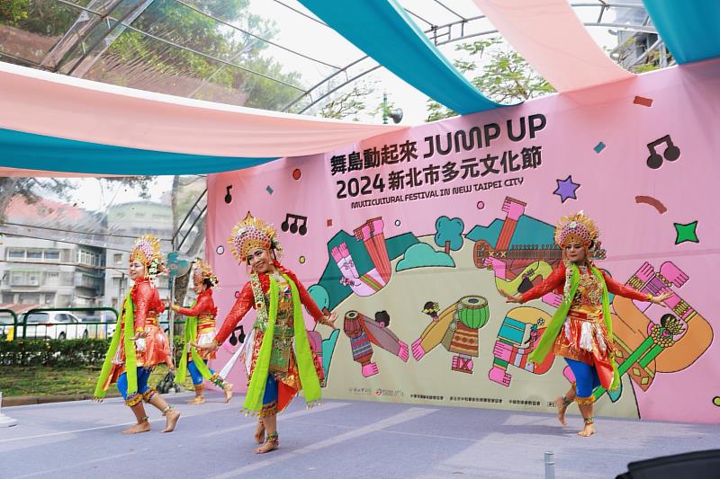 新北市多元文化節「舞島動起來」活動，有來自印度、緬甸、大溪地及原民等風格鮮明的多元族群樂舞表演。