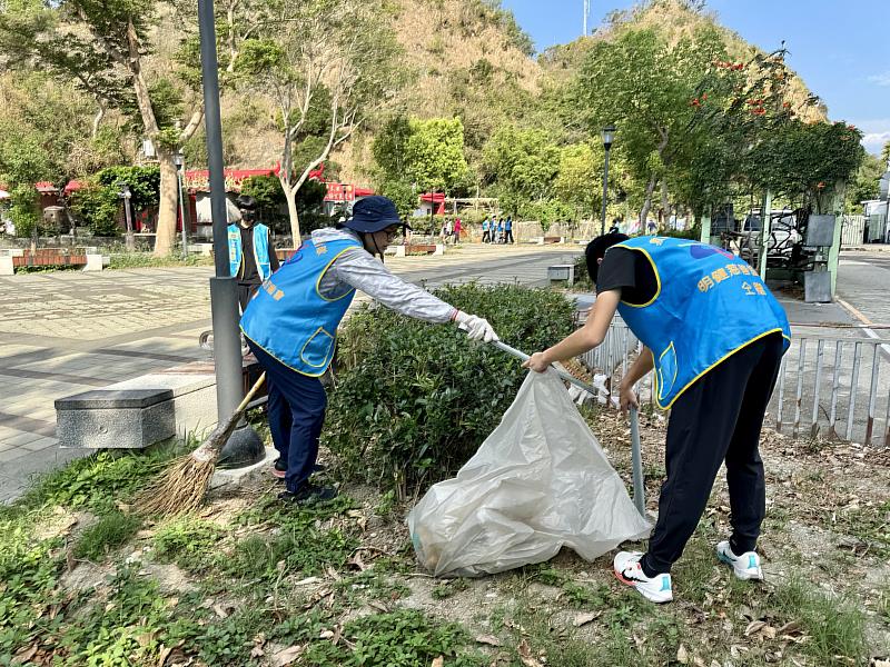 臺東縣救國團號召青年學生 清掃鯉魚山周遭環境 鄰里共好