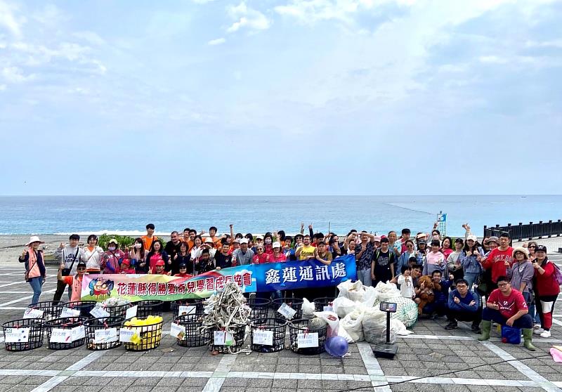 南山人壽攜手花蓮縣得勝愛奇兒學習成長協會與慈濟大學，集結企業、學界、NPO組織三方力量在花蓮七星潭聯合淨灘。