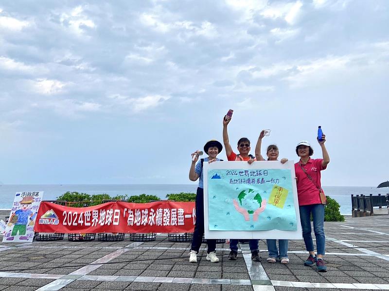 今年是南山人壽連續第二年響應壽險公會的「為地球保險」接力淨灘活動，號召百人在花蓮七星潭淨灘。