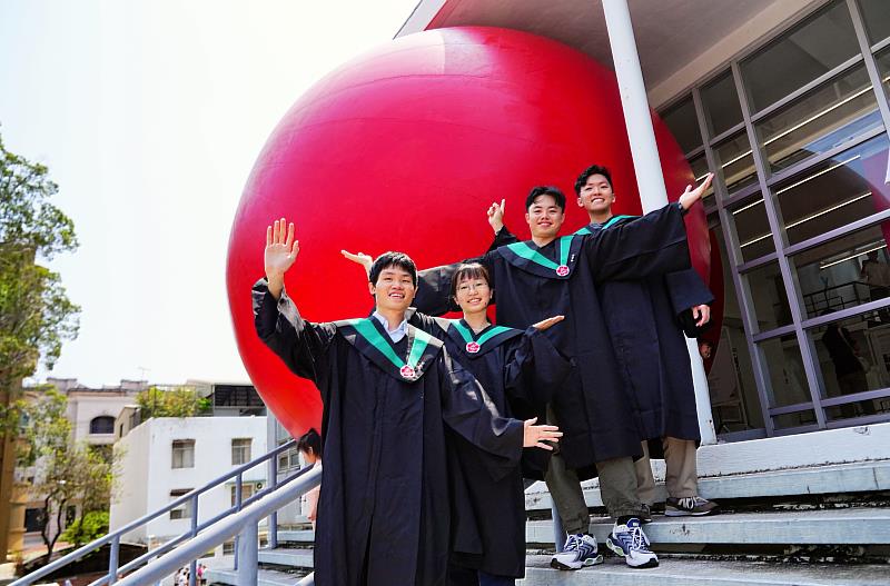 「紅球臺南」第四站今（1）日來到國立成功大學，成大應屆畢業生身穿畢業服一起留下 2024 年專屬的畢業紀錄。