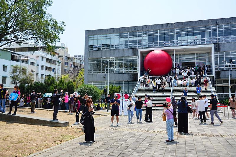 巨大紅球現身成大未來館　「紅球平行展」即日起展到4月10日