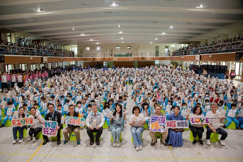 市長高虹安與民富國小學童大合照