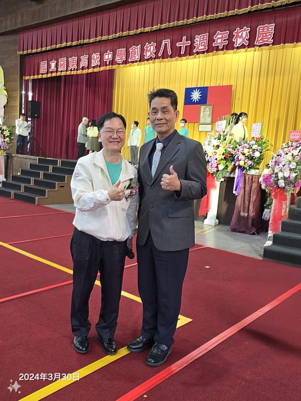 東華大學徐輝明校長(右)祝福羅東高中80週年校慶，與曾璧光校長(左)合照。