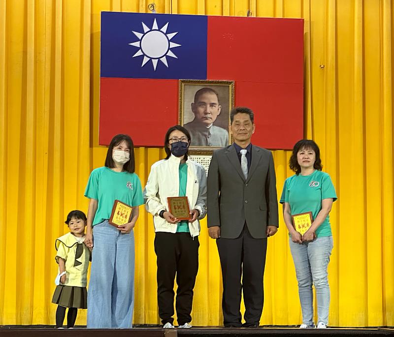 東華大學徐輝明校長於羅東高中校慶代表頒獎。