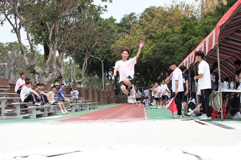 國立臺南護專運動會，學生競賽表現出色。