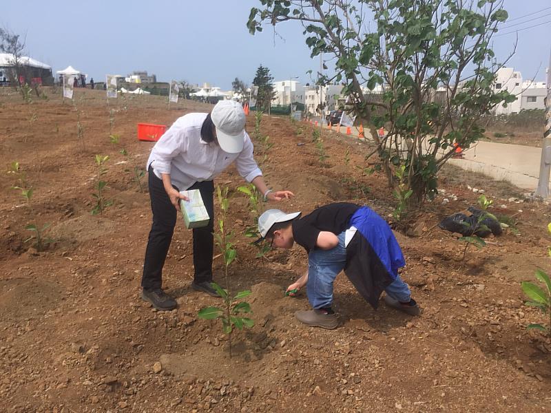 林業及自然保育署屏東分署分署長楊瑞芬與民眾共同植樹2