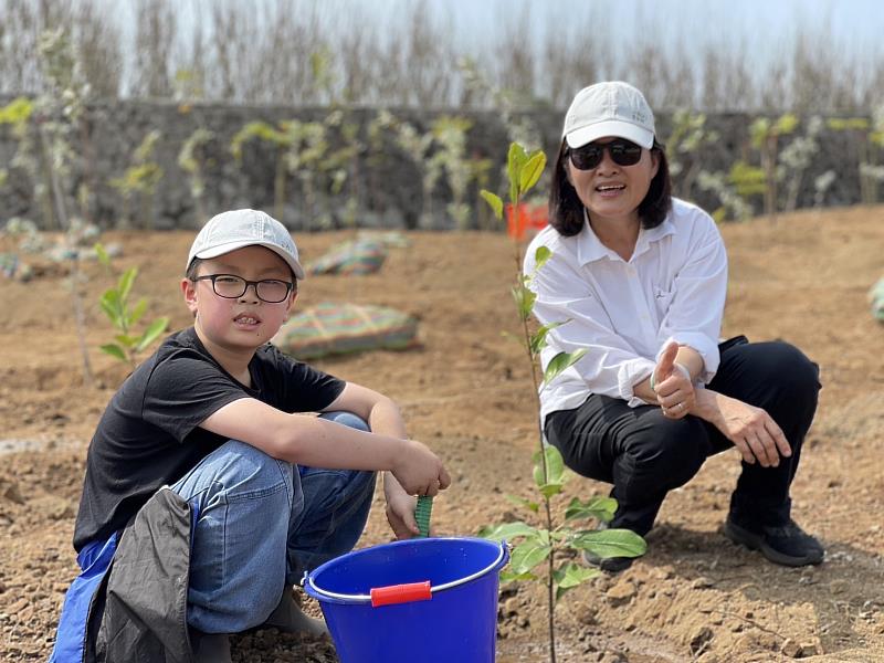 林業及自然保育署屏東分署分署長楊瑞芬與民眾共同植樹