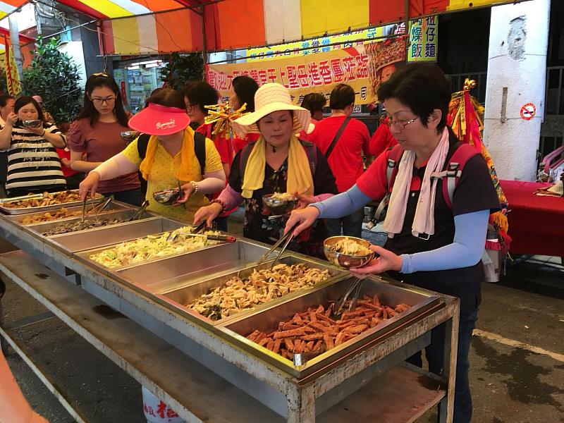 圖說：永靖鄉村與社區提供香客豐盛的餐食補給。(頂新和德文教基金會提供)