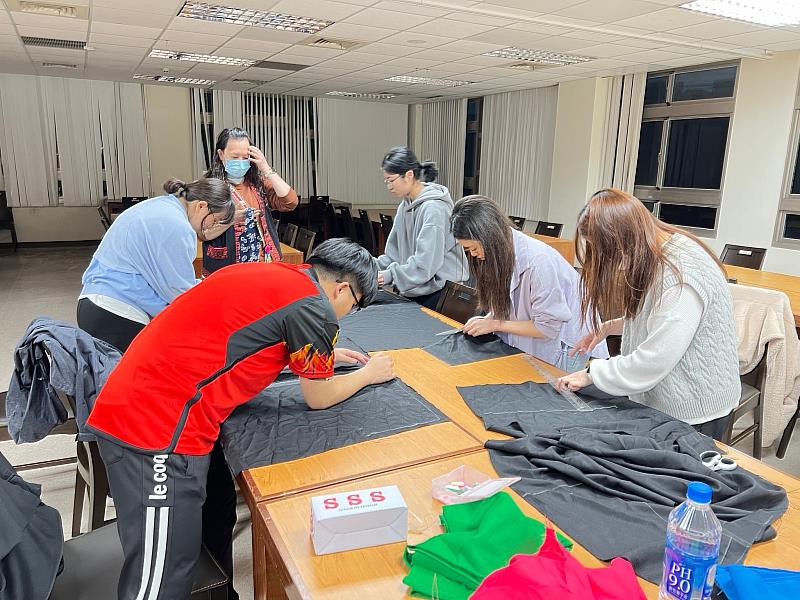 韓國外籍生對此次課程非常感興趣，在老師的指導下，試著剪裁製作。