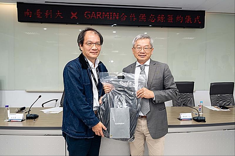 Garmin總經理王正偉(左)致贈紀念品予南臺科大校長吳誠文(右)之合影。